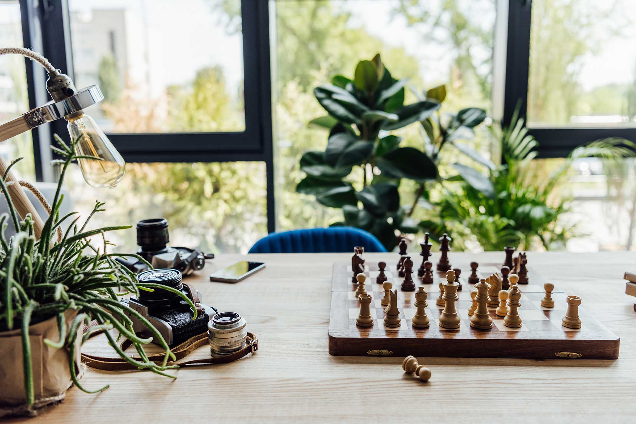 still-life-of-chess-board-old-vintage-cameras-on-RSW79NC.jpg